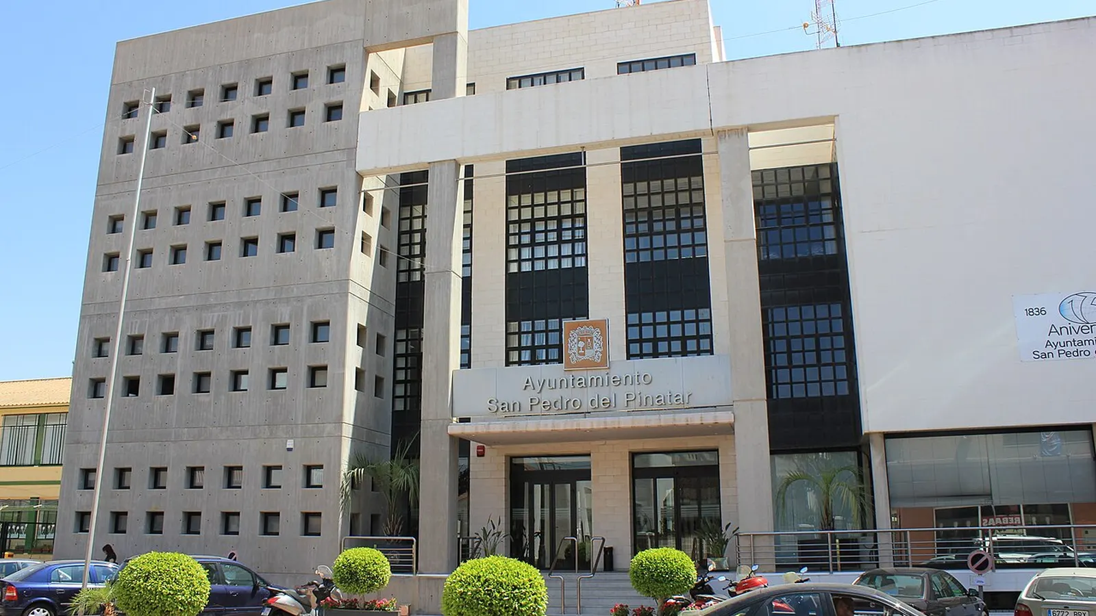 Fachada del Ayuntamiento de San Pedro del Pinatar bajo cielo despejado