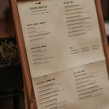 Restaurant menu on a wooden stand at the entrance, town centre hospitality in Molina de Segura with lightweight websites by Inteclia