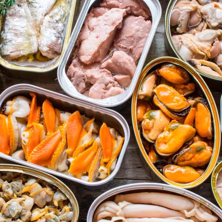 Open tins of canned fish and seafood, the canning and food distribution sector of Molina de Segura with online shops by Inteclia