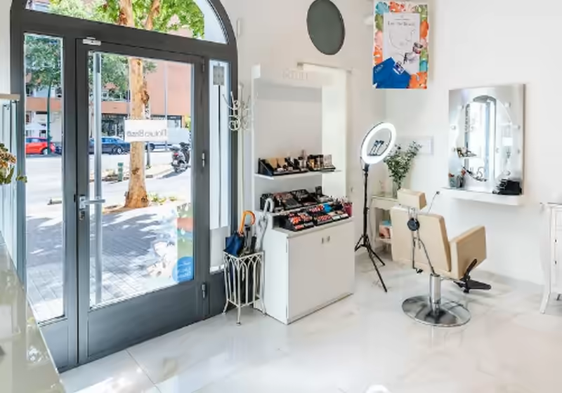 Centro de estética y peluquería con luz natural en el centro de Los Alcázares