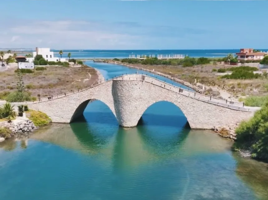 Canal con puente de piedra entre el Mar Menor y el Mediterráneo, a la altura de La Manga