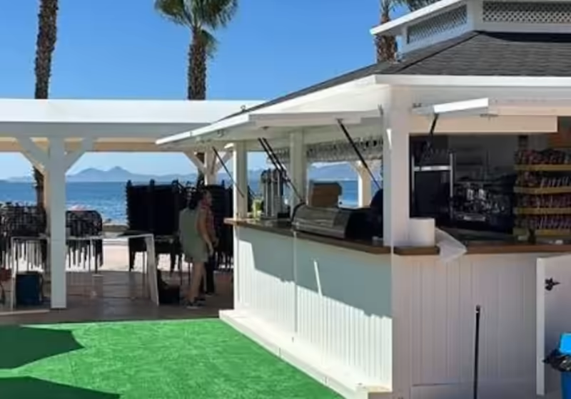 Chiringuito de playa con palmeras y barra abierta frente al Mar Menor en Los Alcázares