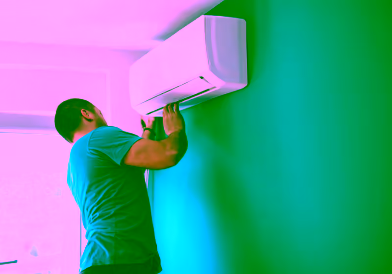 Técnico instalando un equipo de aire acondicionado en una vivienda de San Pedro del Pinatar