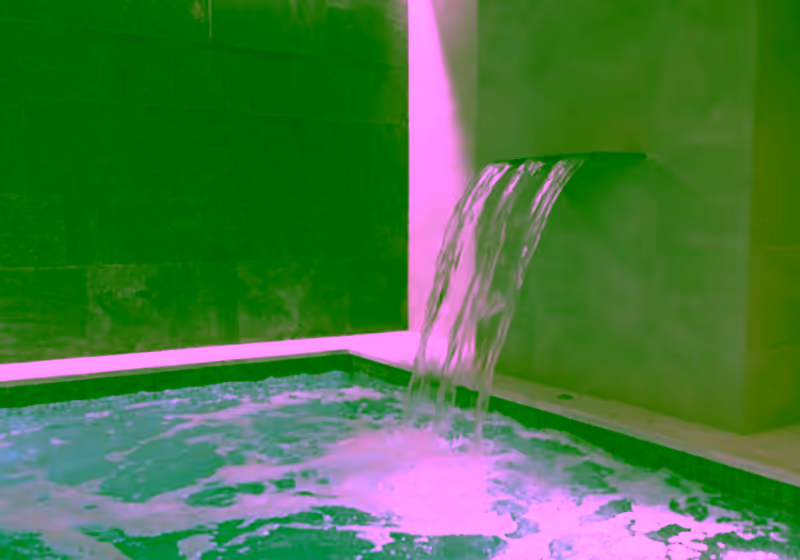 Cascada de agua en piscina de spa de un balneario en Lo Pagán, San Pedro del Pinatar
