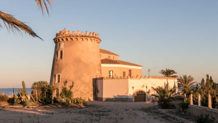 Torre vigía de Torre de la Horadada al atardecer, icono costero de Pilar de la Horadada donde Inteclia diseña webs para negocios locales