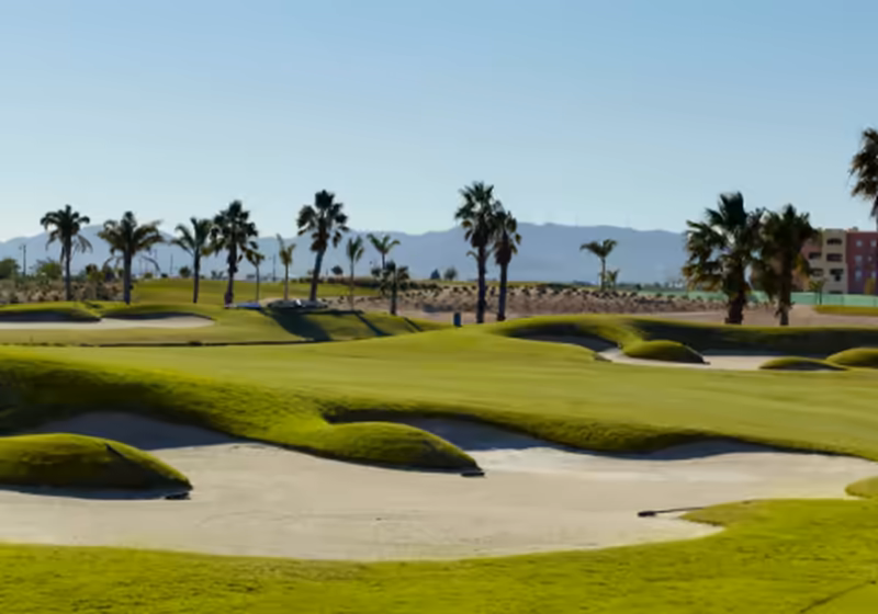 Campo de golf de Roda con bunkers, palmeras y green cuidado en Los Alcázares