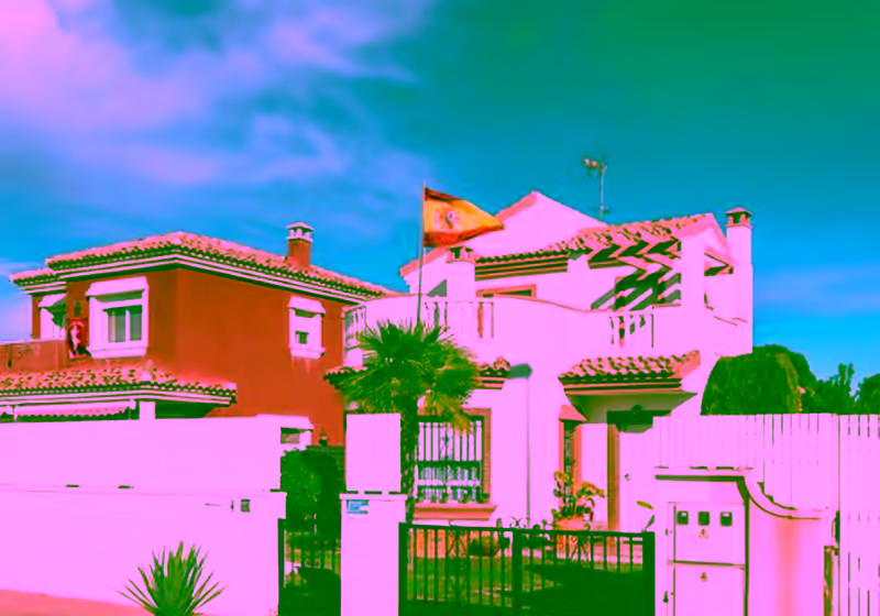Vivienda mediterránea con bandera española típica de segunda residencia en San Pedro del Pinatar
