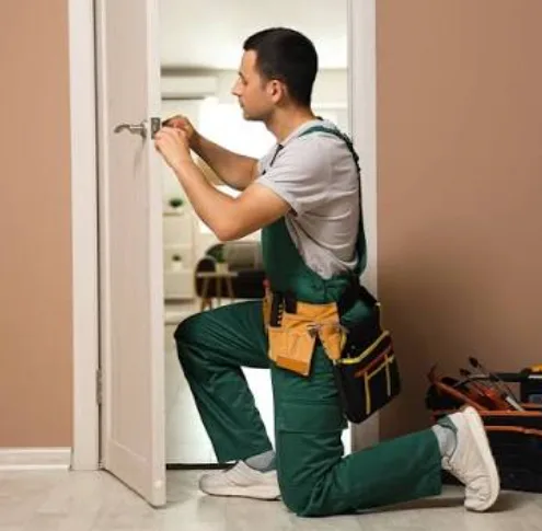 Técnico de mantenimiento trabajando en la puerta de un apartamento turístico en La Manga