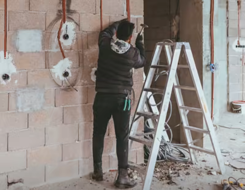 Electricista instalando cableado en obra de reforma en vivienda de San Javier