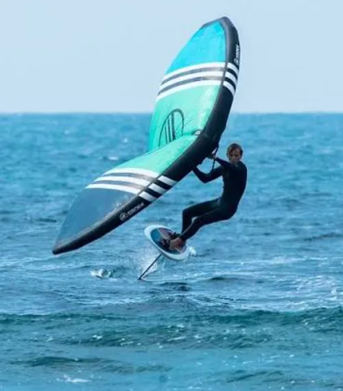 Rider de wing foil navegando en aguas del Mediterráneo frente a La Manga