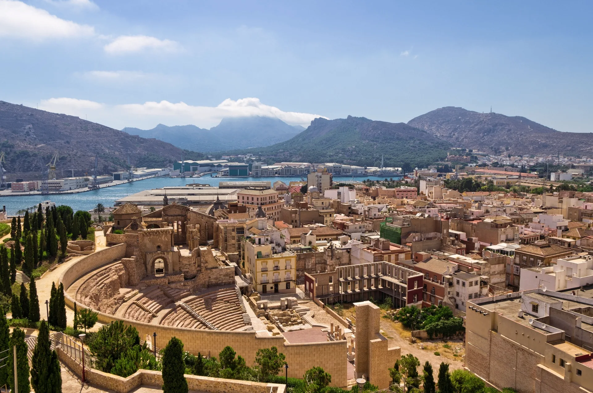 Vista aérea del Teatro Romano de Cartagena con el puerto y las montañas al fondo, entorno donde Inteclia diseña webs para negocios locales