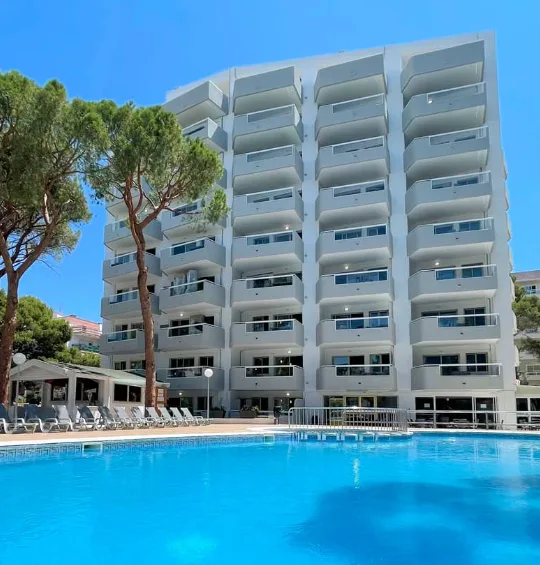 Edificio de apartamentos turísticos con piscina y pinar en La Manga del Mar Menor