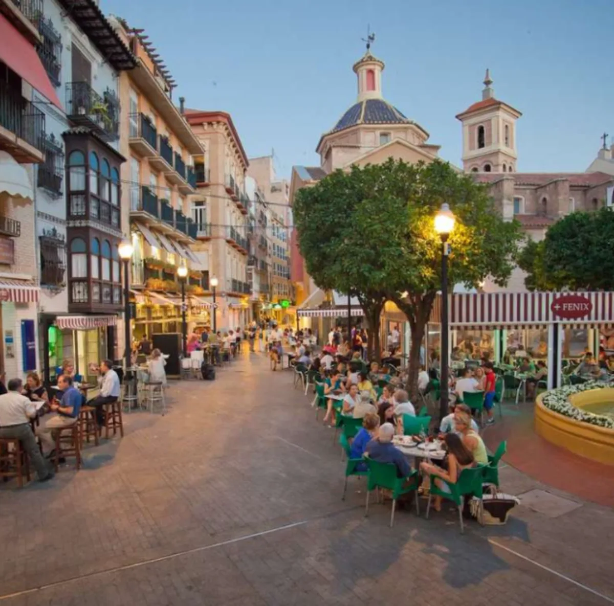 Interior de restaurante de tapas en el centro de Murcia con mesas puestas al mediodía
