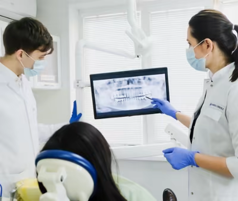 Equipo de dentistas revisando radiografía dental en clínica moderna del Mar Menor